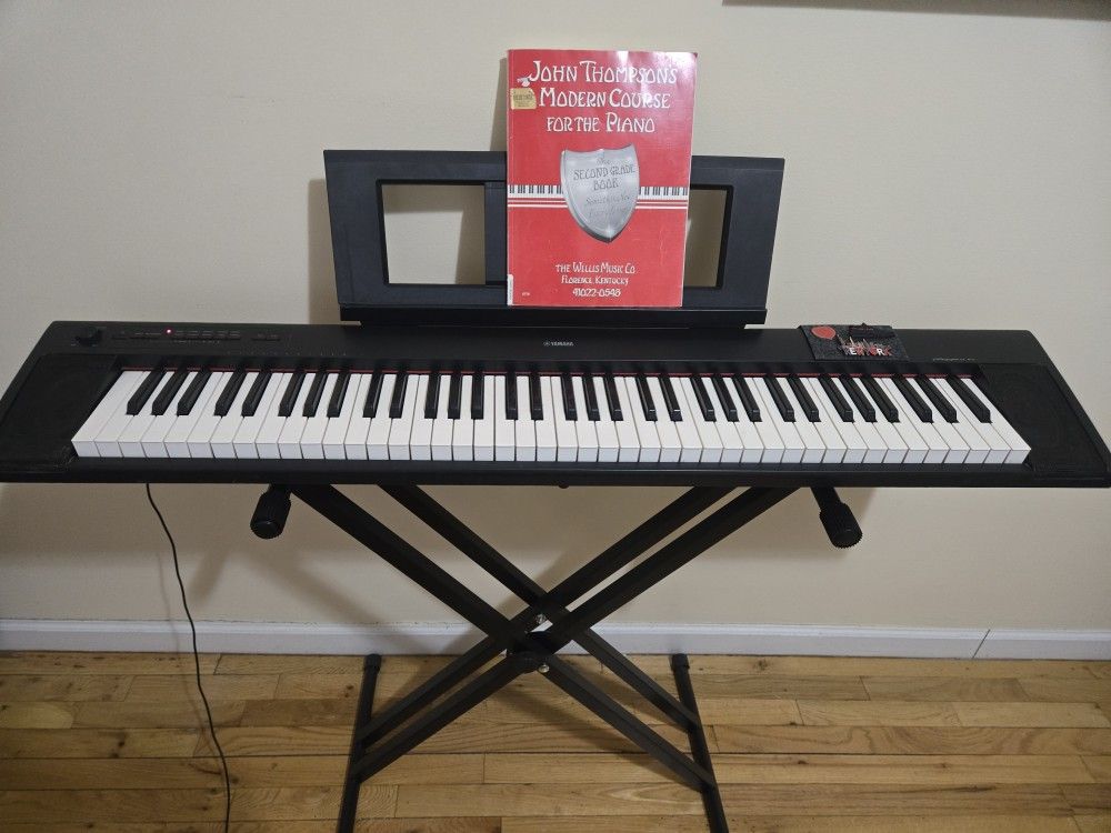 Piano- Keyboard Yamaha Piaggero NP- 32. 76 KEYS
