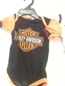 3-6 months. 3 onesies and a pair of shorts