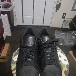 Adidas Superstar
All Black Men's Size 13 Excellent Condition 