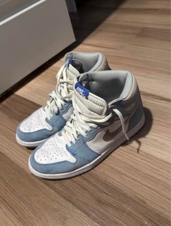 Air Jordan 1 Retro High OG Hyper Royale
