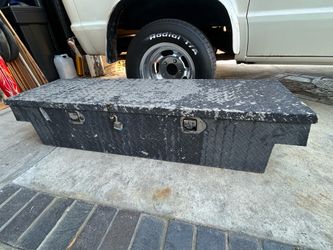 Truck tool box