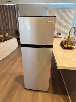 Frigidaire 7.5 Cu. Ft. Top-Freezer Refrigerator (Needs Manual Defrost / AS-IS)