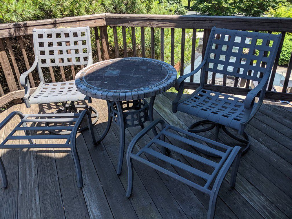 Patio table & chairs *PENDING PICKUP*