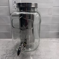 Tea Or Coffee Maker Or Can Add Fresh Fruit For Flavor Diffusion. 