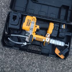 DeWalt DCGG570K 18volt Gress Gun Vgood Condition With 20Volt Adapter. For Pick Up Fremont Seattle. No Low Ball Offers Please. No Trades. Yes I Have It