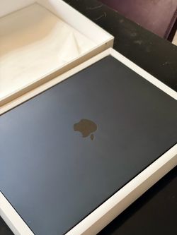 Apple MacBook 15 inches Midnight w box