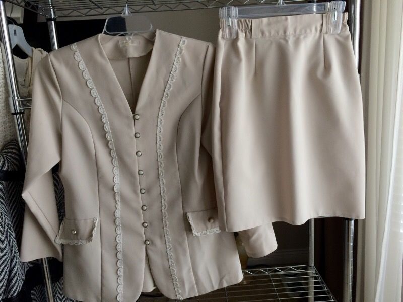 Elizabeth Women's Suit, Size Small or 38 euro