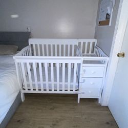 Baby crib (White/3 Drawers) w/ Mattress. 