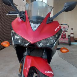 Yamaha R3 2015