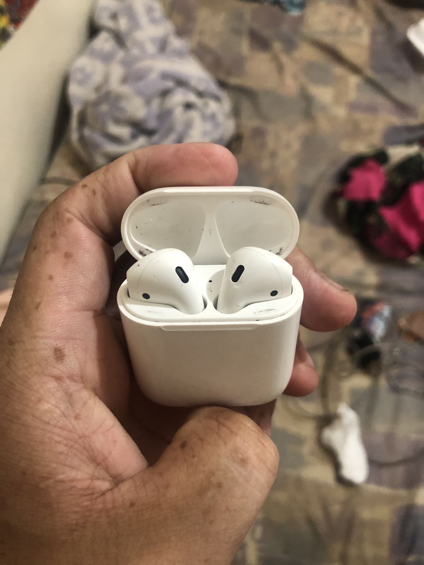 Apple AirPods 2nd Gen - Working Earbuds, Broken Case