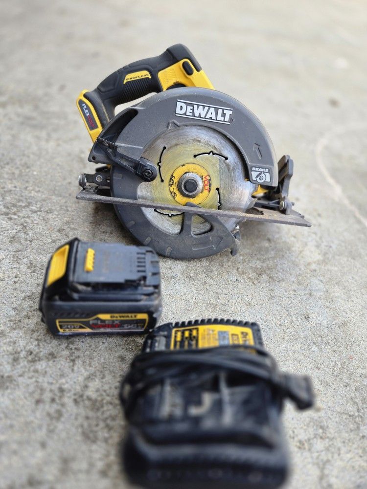 DeWalt left-hand skill saw, battery and charger