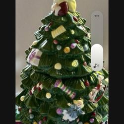 COLLECTABLE CERAMIC CHRISTMAS TREE WITH SANTAAT TOP