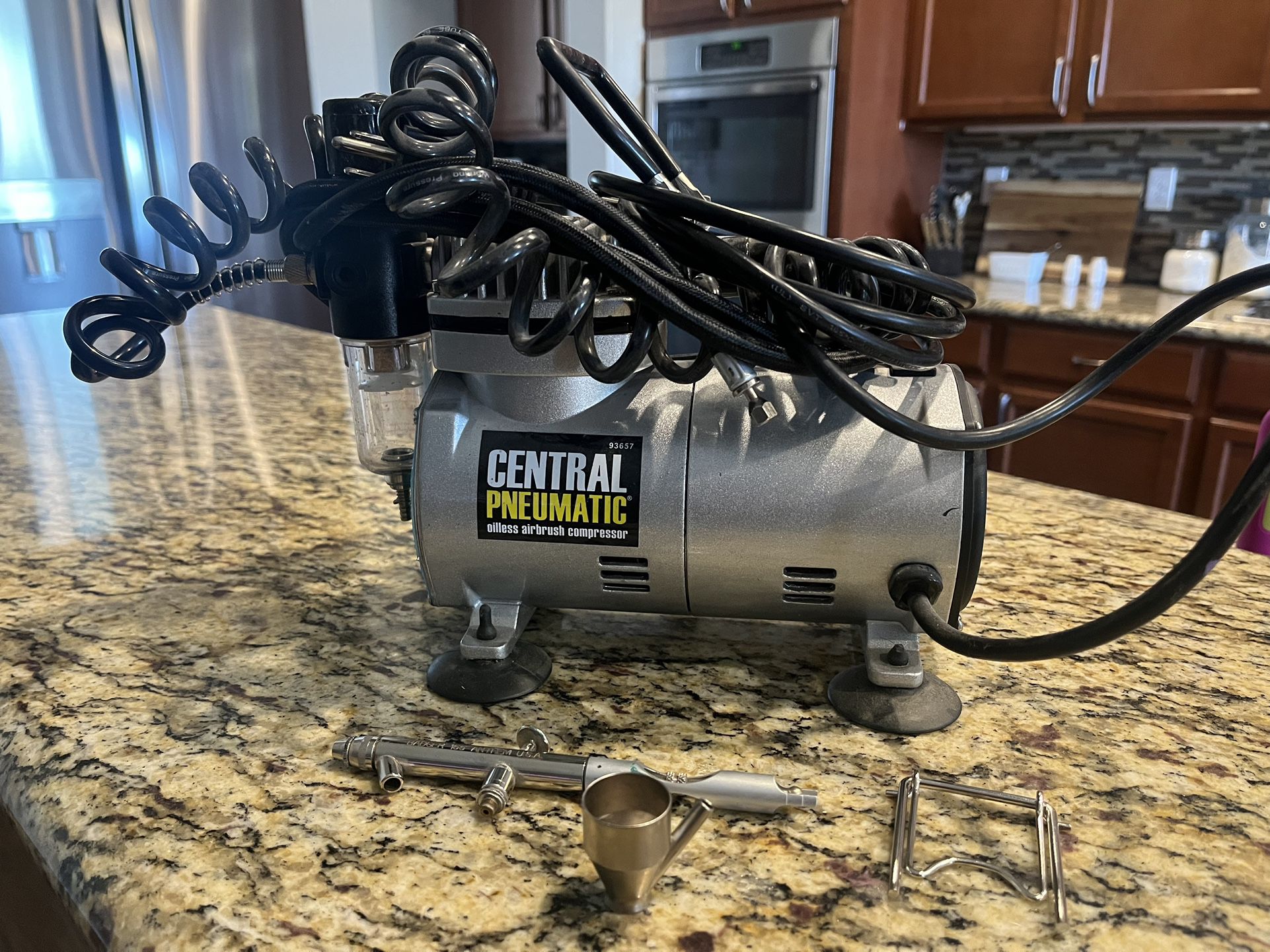 Central Pneumatic Oiless Airbrush Compressor