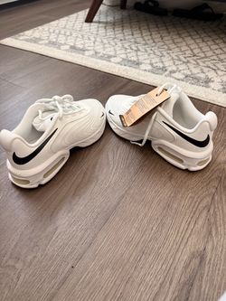 Womens nike air max shoes size 8