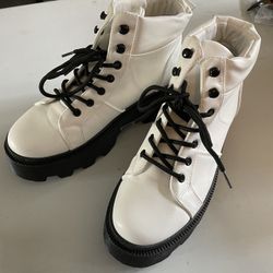 Womens Boots Size 9 For Sale $9.00
