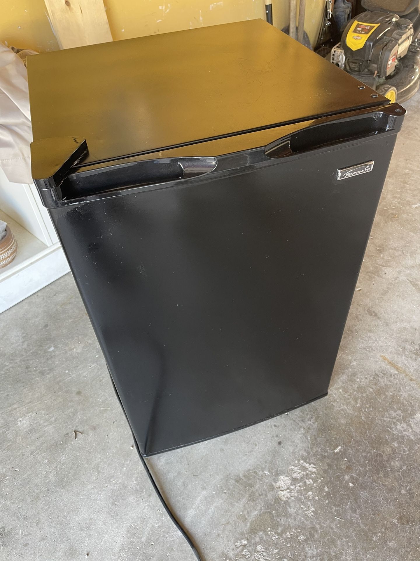 Kenmore mini fridge 4.6 cubic feet model 183 94679…ALSO, Take a look 👀 at my other items,