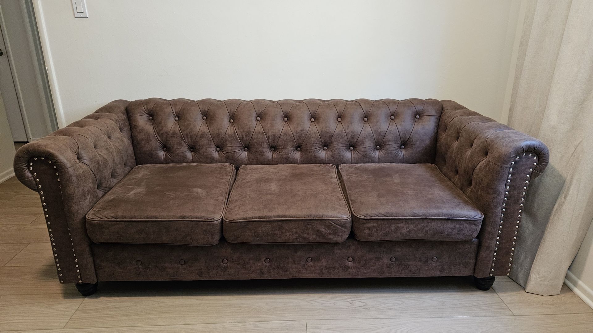 * Beautiful Faux Leather (Vegan) Chesterfield Sofa *