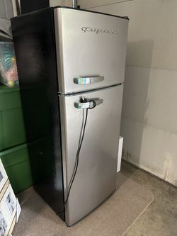 Frigidaire Refrigerator 