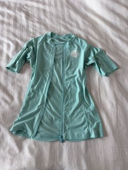 Ripcurl Size 6 - Fitted Surf Short Sleeve UV Protection Wet Suit. Color Light Blue.