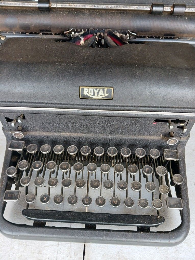 Royal Typewriter 