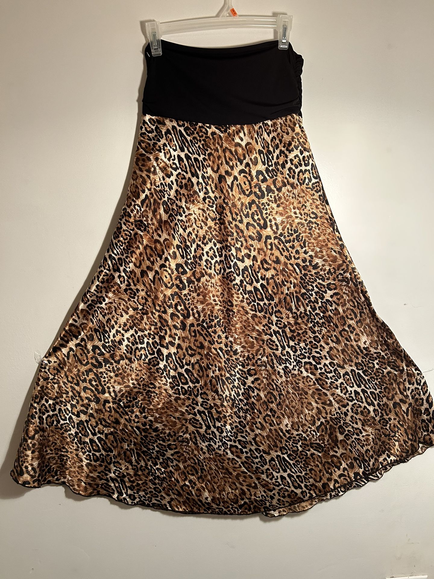Elegant women's summer leopard print skirt .