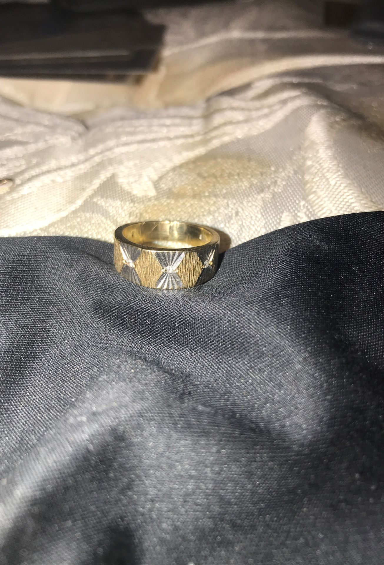 14k Antique wedding band women’s white and gold diamond ring. Solid and real diamonds. 5.8 grams. Ring size 5