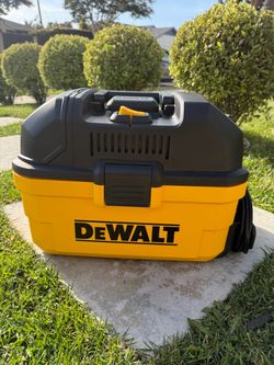 DEWALT 4-Gallon 5 HP Wet/Dry Shop Vac – Like New