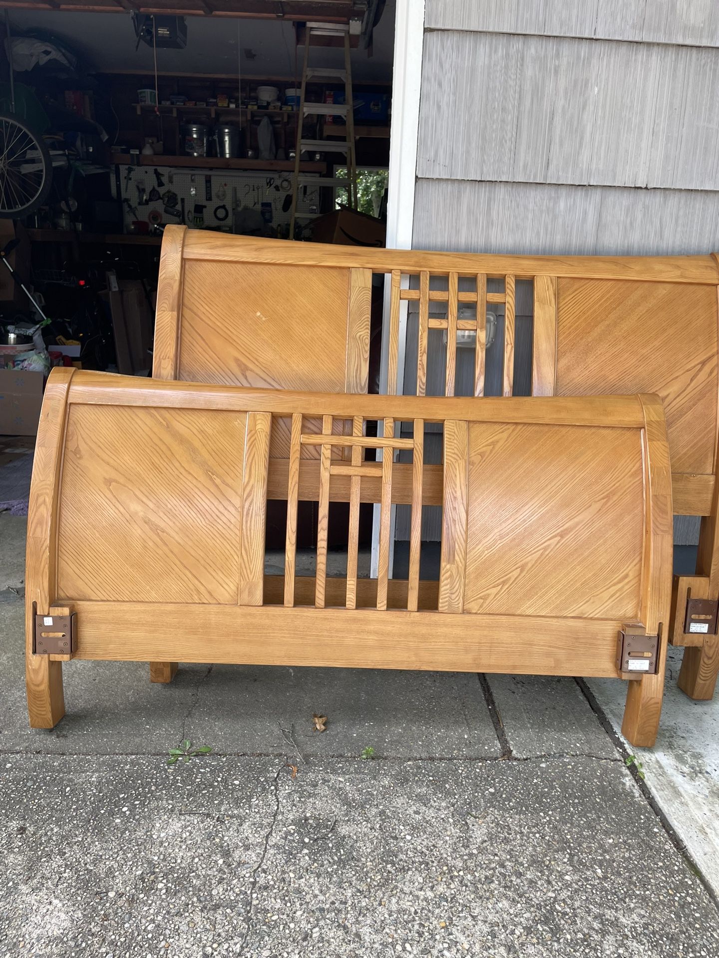 Queen sleigh bed