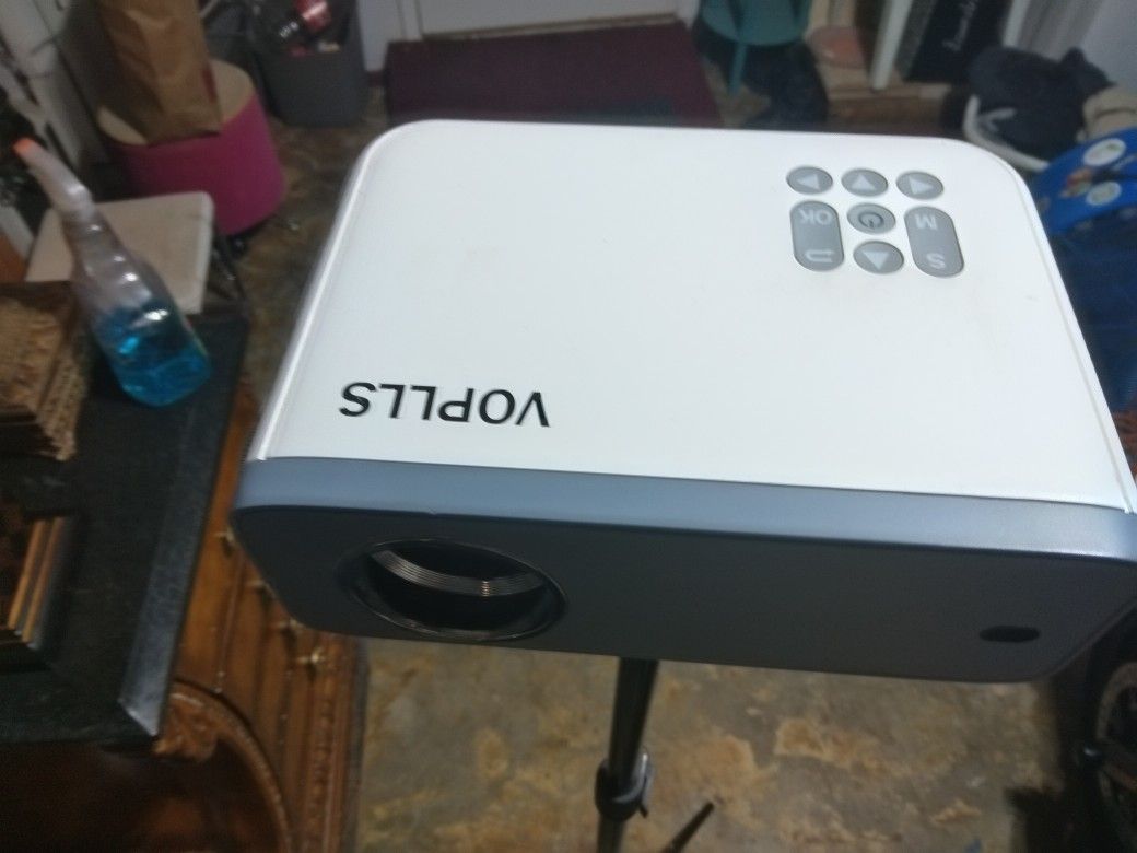 Mini Projector HD 1089PX VOPLLS, Comes With An Amazon Fire Stick And Remote