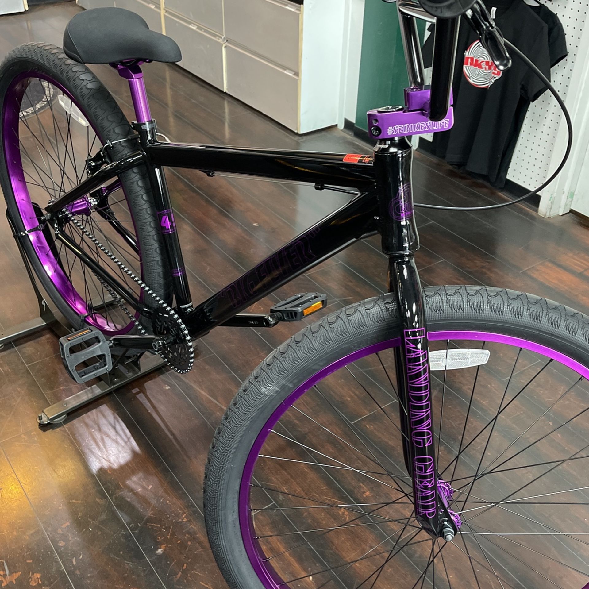 SE Bikes Big Flyer 29” Big BMX Bike Stealth Black/purple Wheels 