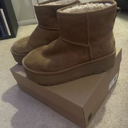 Woman’s Ugg Plate Form Boots 