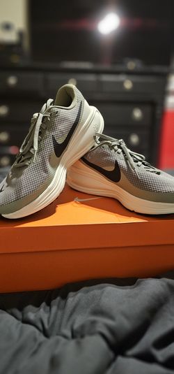 Brand New Nike Revolution 8 Unisex Men Size 9.5 Women Size  11