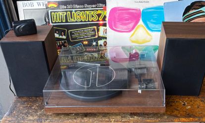 1byone Belt-Drive Turntable with Speakers