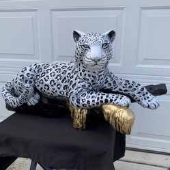 Painted snow leopard on the log Statue