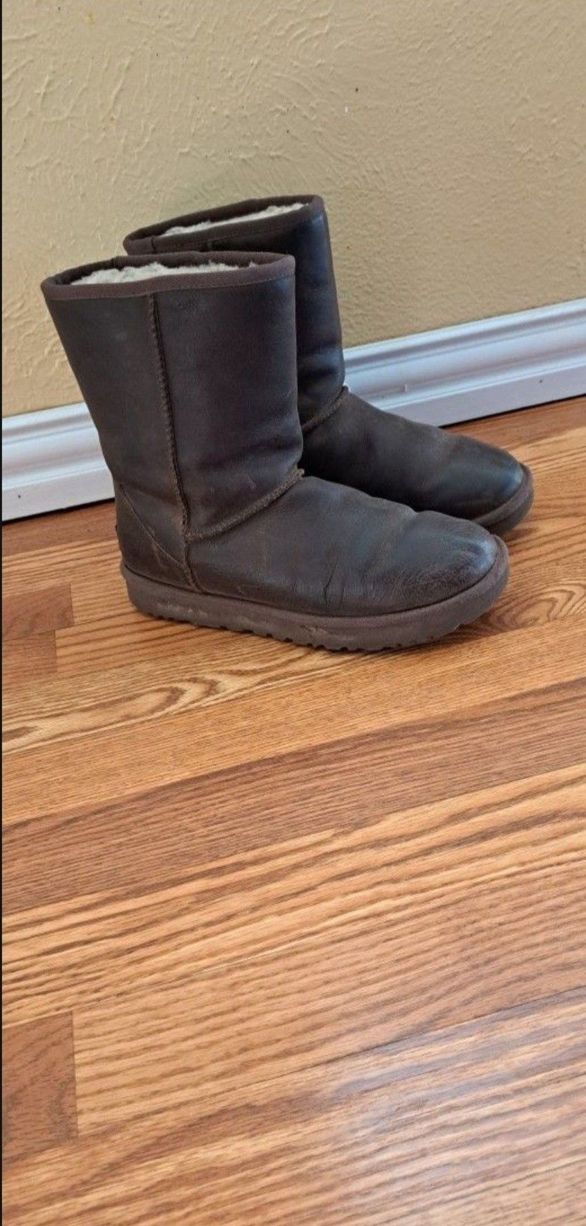 Ugg Classic Short Brown Boots Size 8
