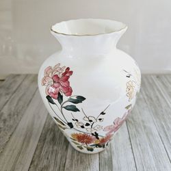7" Royal Kent Bone China Floral Vase Made in Staffordshire England. White Vase with Flowers Motif Design Pattern.

Pre-owned in excellent clean condit