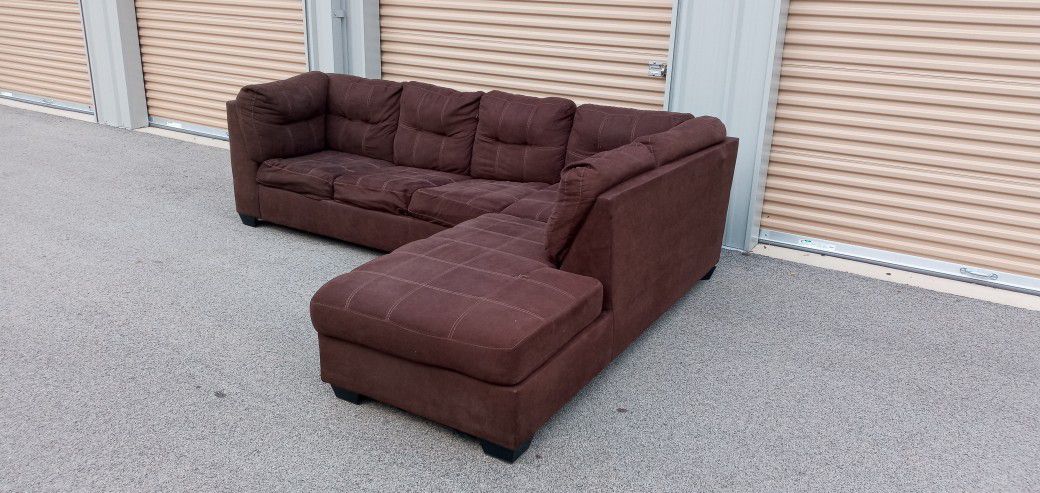 Beautiful Sectional Couch - With Pull Out Bed - Get FREE Local Delivery Today!