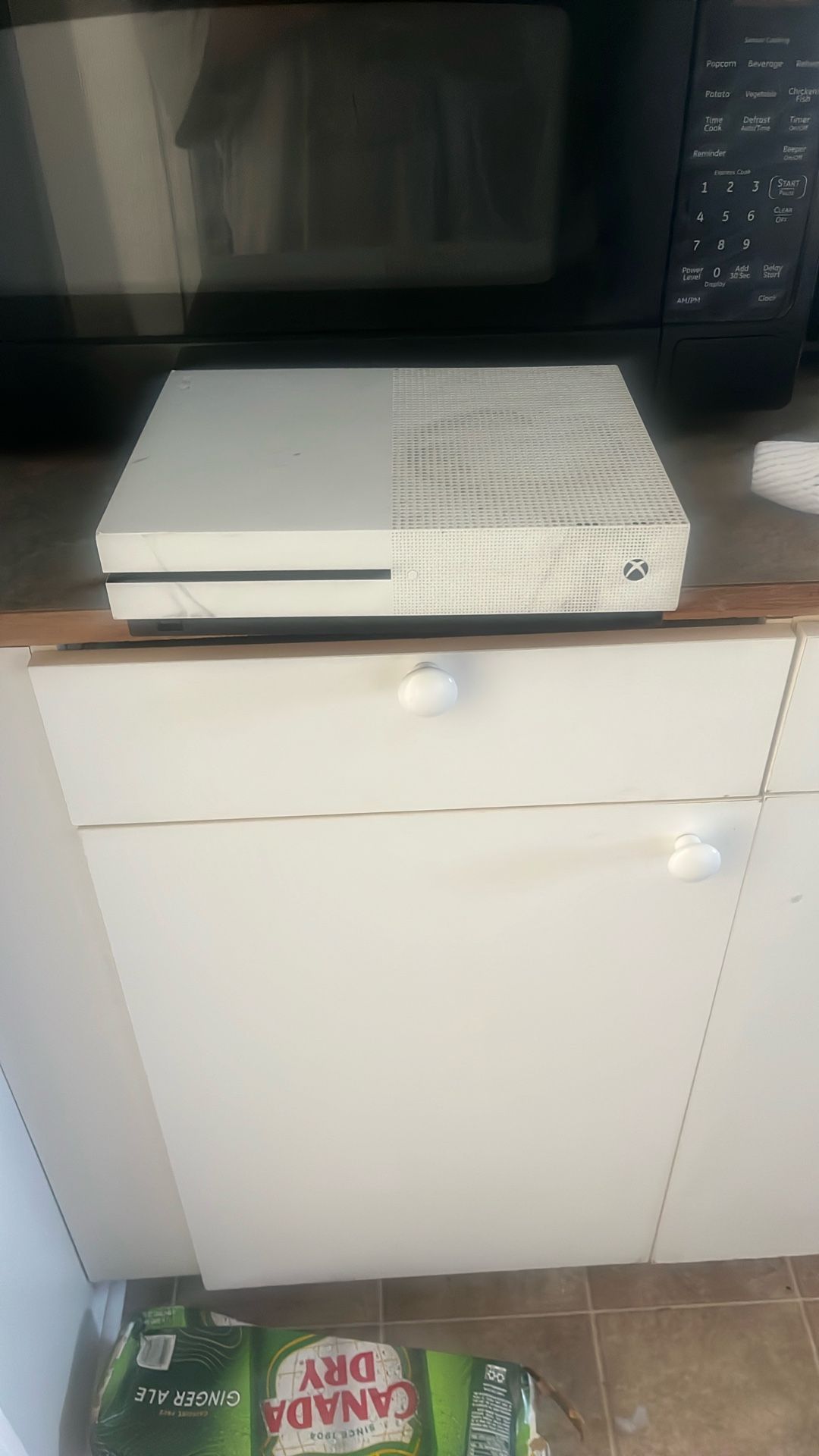 Selling Xbox For 100$ Haven’t Been Used Still Works Delete The Accounts