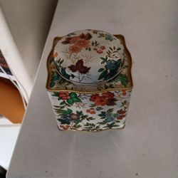 Decorative English tin Vintage 