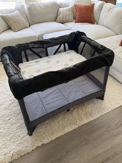 4Moms Breeze PlayYard/Travel Crib with Bassinet