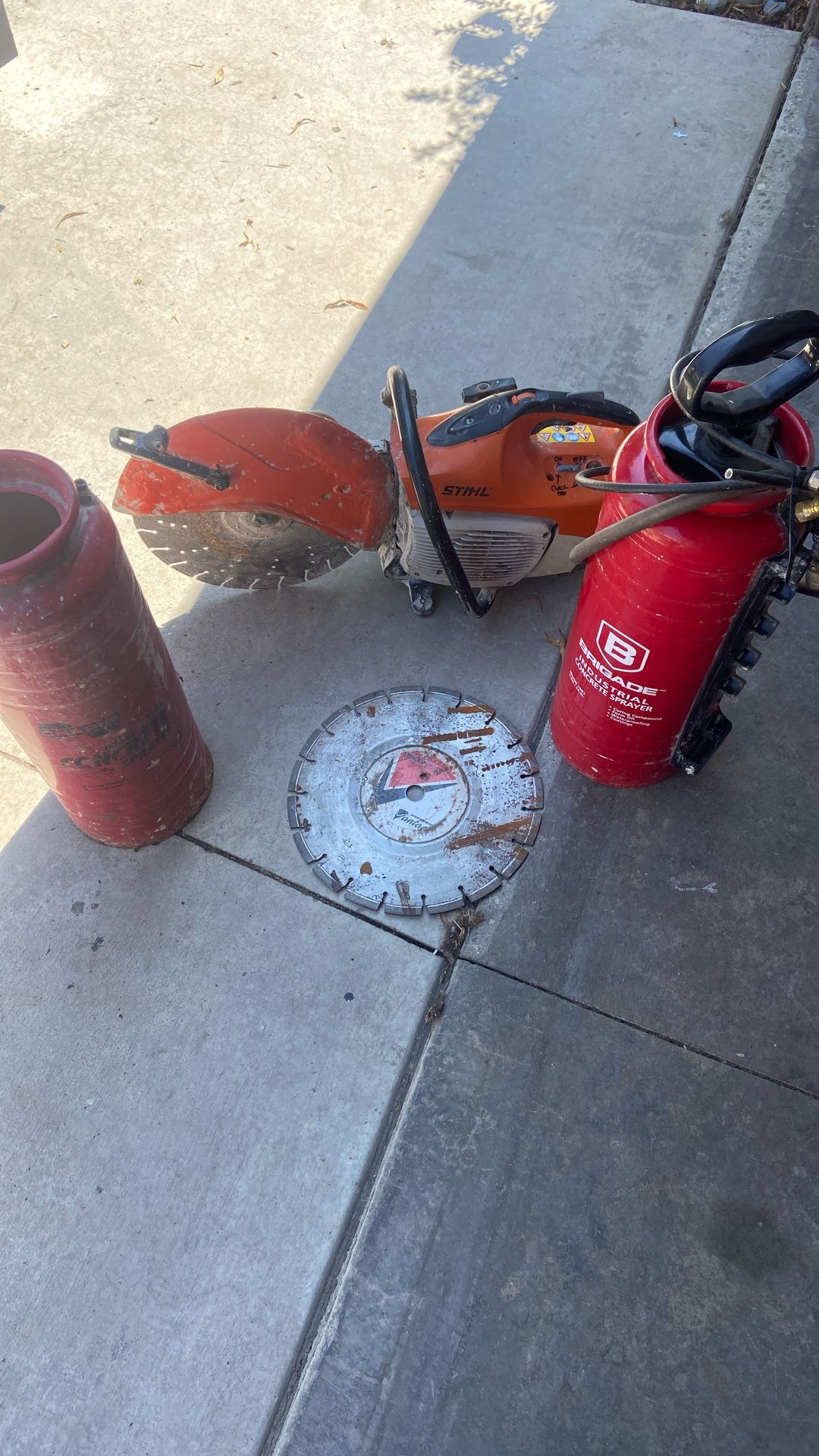Concrete Saw This Concrete Sauce Starts Right Up No Issue Comes With Two Tanks Two Blades One New One Use You’re Not Gonna Get A Better Deal Than This