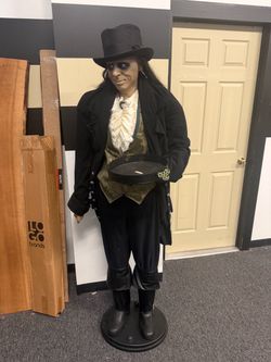 Halloween Animation. 6 foot butler moves and talks