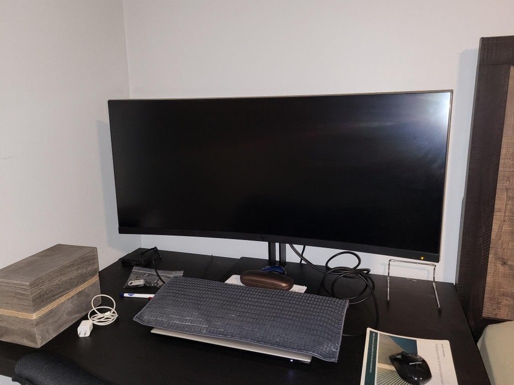 HP 37.5" Curved Monitor