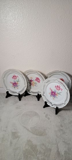 Vintage Set of 4 German Decorative Plates – Classic European Porcelain
Description:
Beautiful set of 4 vintage German decorative plates in excellent c