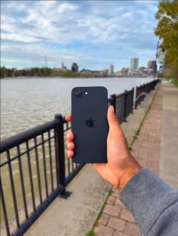 iPhone 16e 128GB – 100% Battery Health – Metro Locked – Excellent Condition
