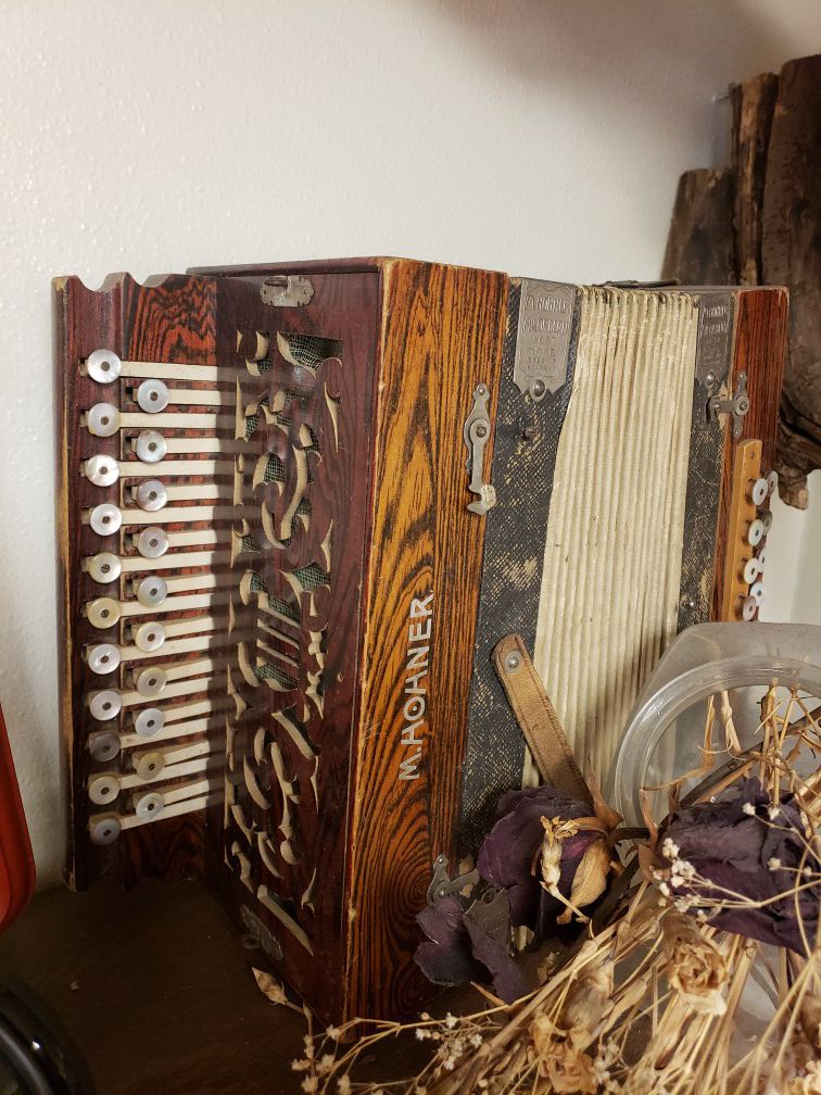 Old late 1800s - early 1900s Accordian