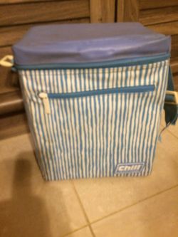 Cooler missing handle works perfect , hielera le falta el listón para cargarla, trabaja bien .