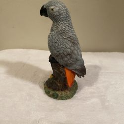  GREY GABON PARROT ON STUMP STATUE