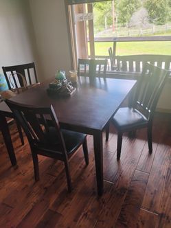 Table with 4 chairs.