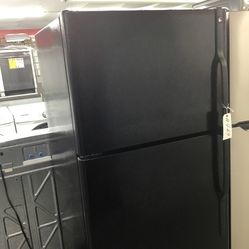 GE 18 Cu Ft Top And Bottom Fridge. 1 Year Warranty 